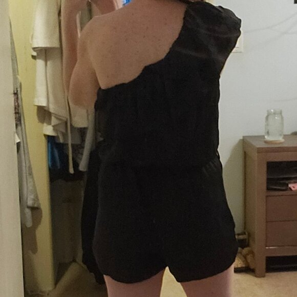 CUTE AND FUN UPSCALE BLACK ROMPER WITH RUFFLED SHOULDER~ - Picture 2 of 11